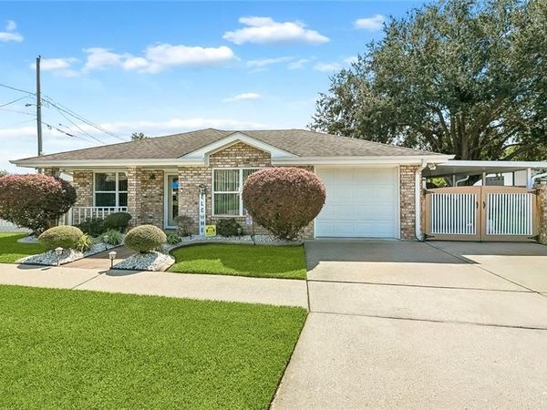 2 WOODCHASE Court, Violet, LA 70092