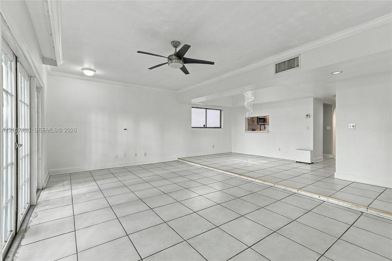 650 NE 195th St , Miami, FL 33179 Photo