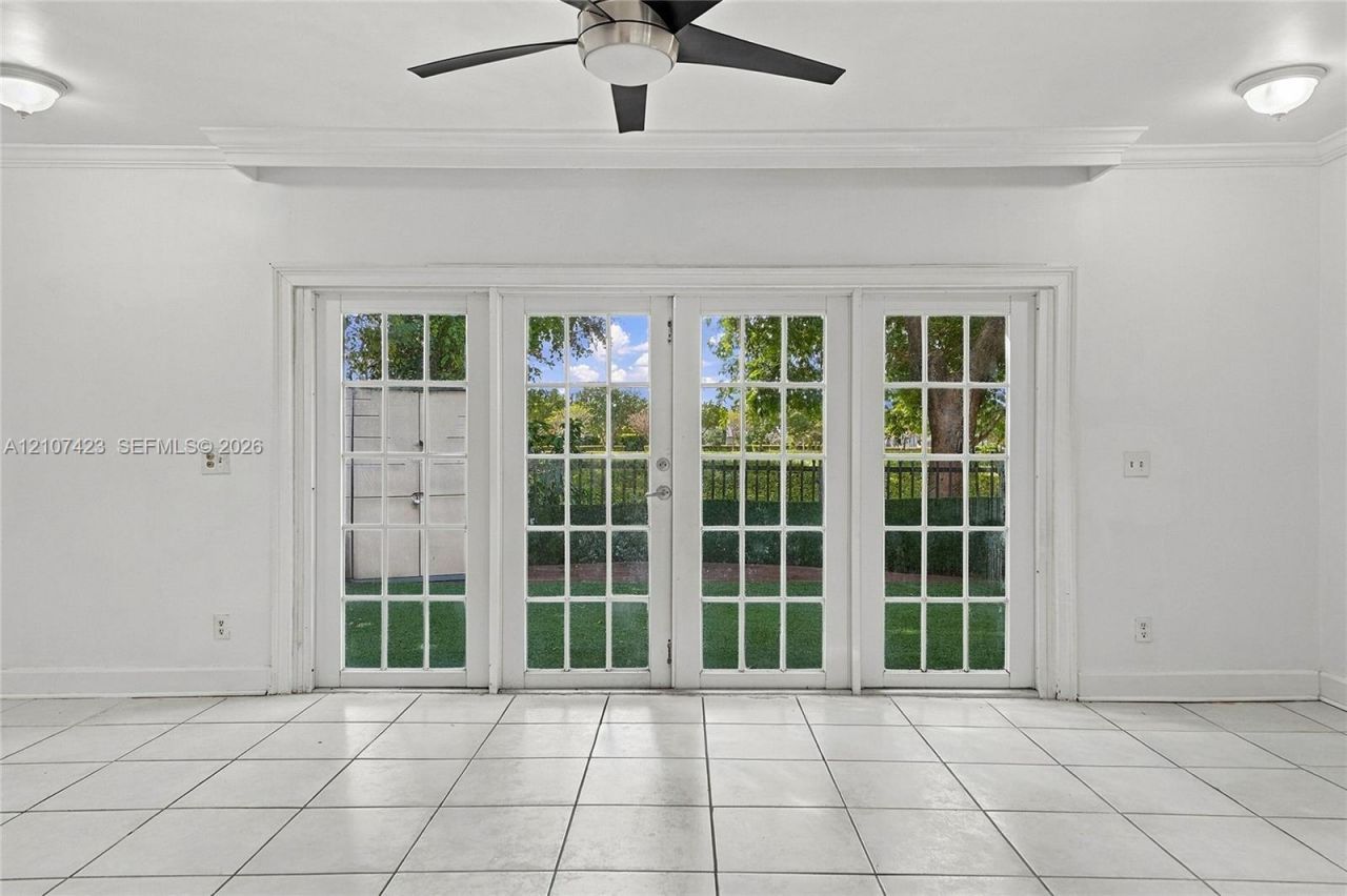 650 NE 195th St , Miami, FL 33179 Photo