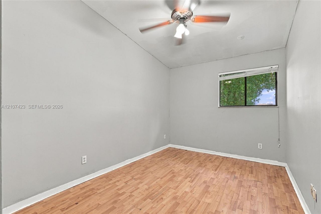 650 NE 195th St , Miami, FL 33179 Photo