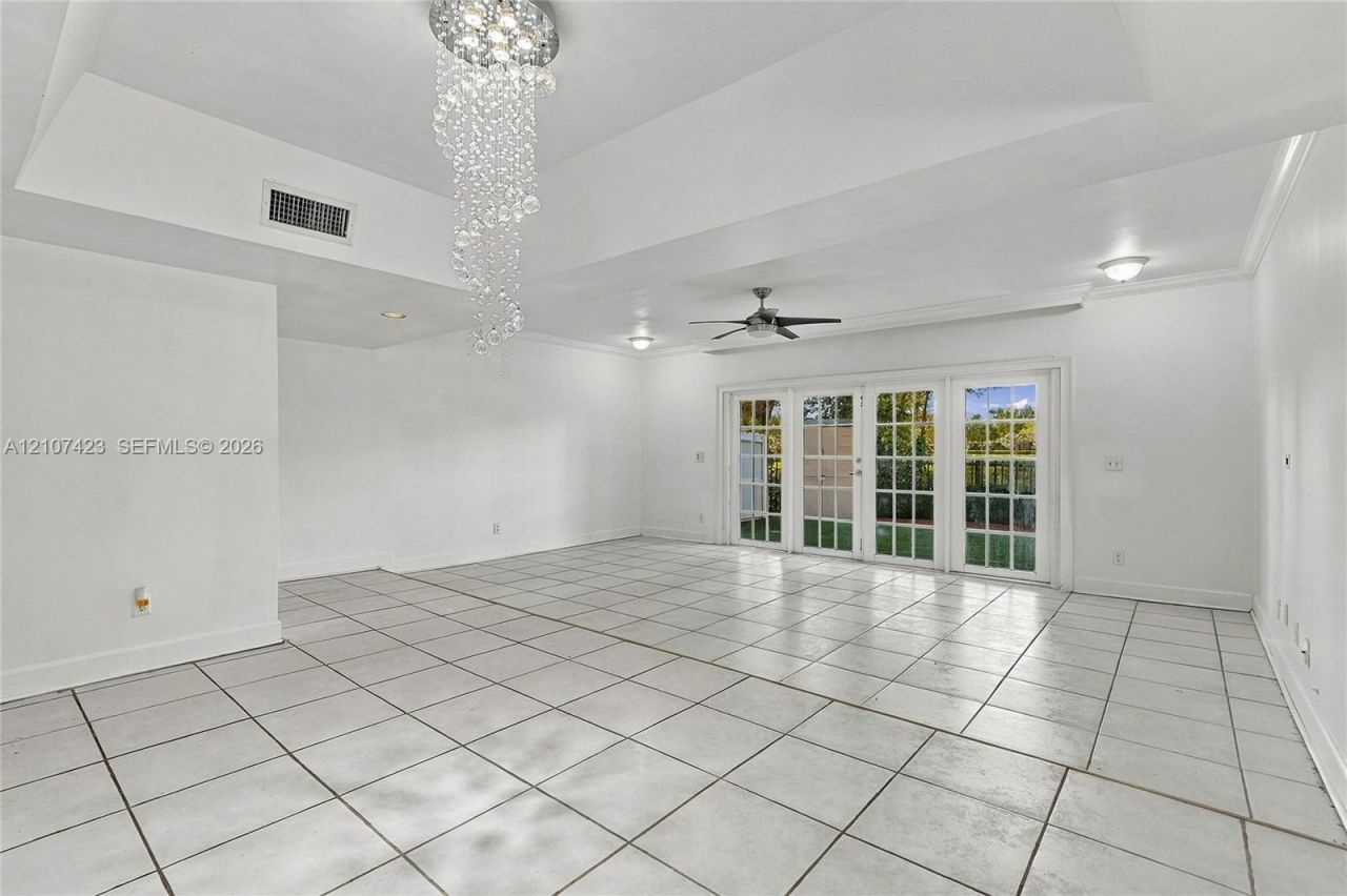 650 NE 195th St , Miami, FL 33179 Photo