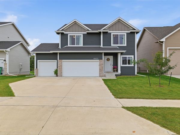 8820 Oakwood Drive, Urbandale, IA 50322