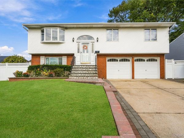 34 Knoll Street , Lindenhurst, NY 11757