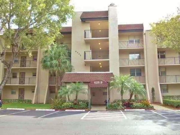 9235 LAGOON Place, Unit 315, Davie, FL 33324