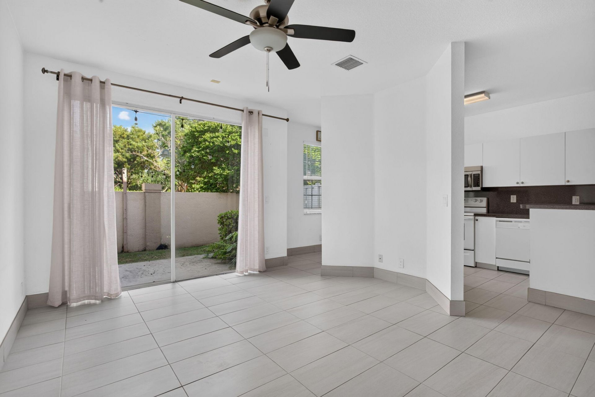 4040 NW 90th Way, Sunrise, FL 33351 Photo