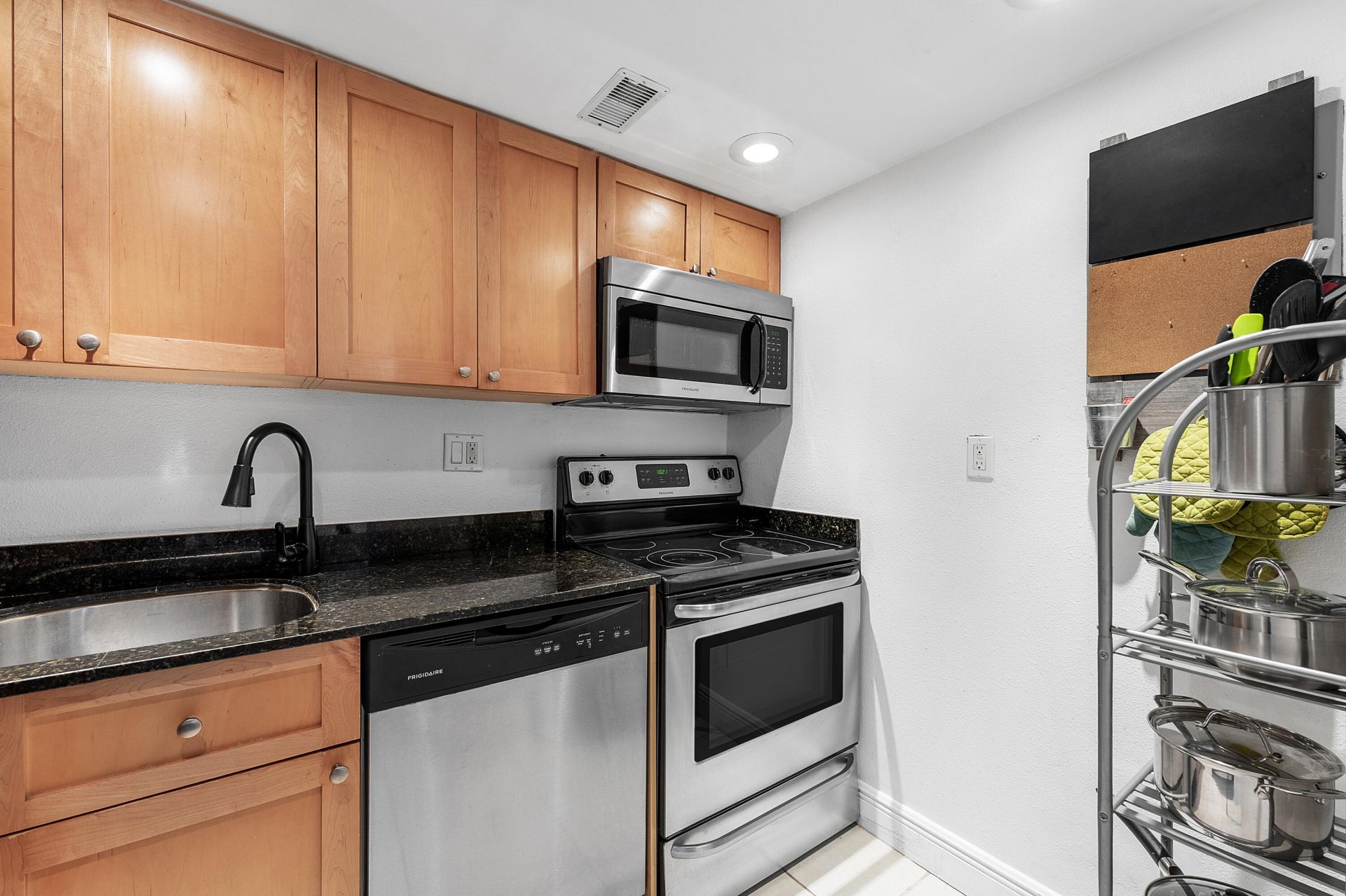 1830 Embassy Drive, Unit 112, West Palm Beach, FL 33401 Photo