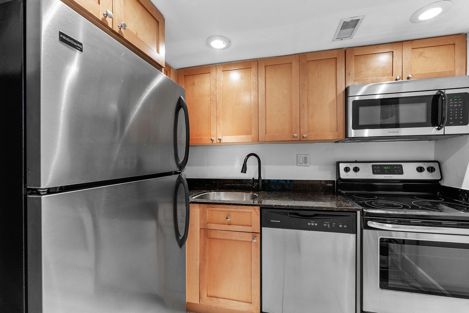 1830 Embassy Drive, Unit 112, West Palm Beach, FL 33401 Photo