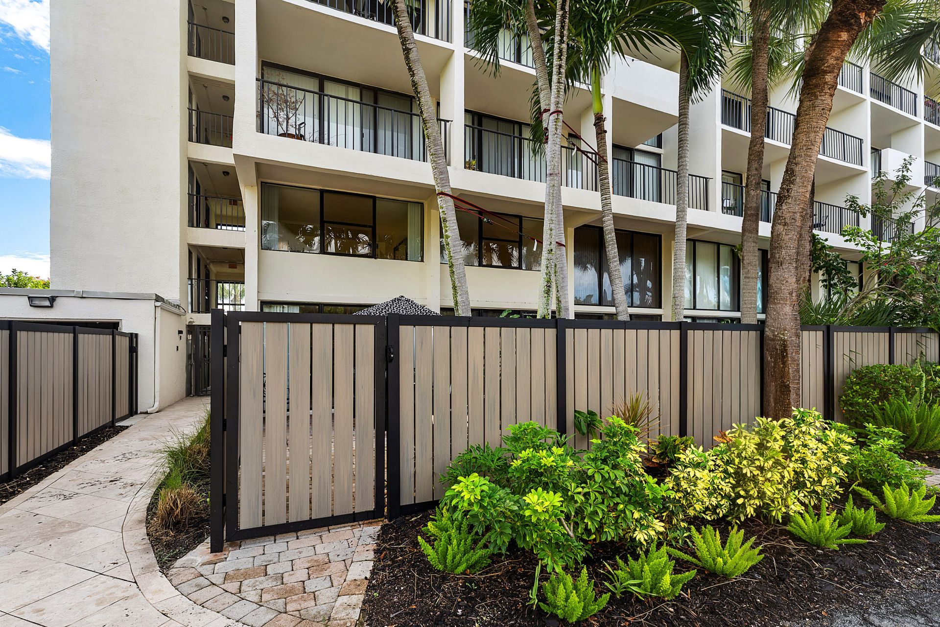 1830 Embassy Drive, Unit 112, West Palm Beach, FL 33401 Photo