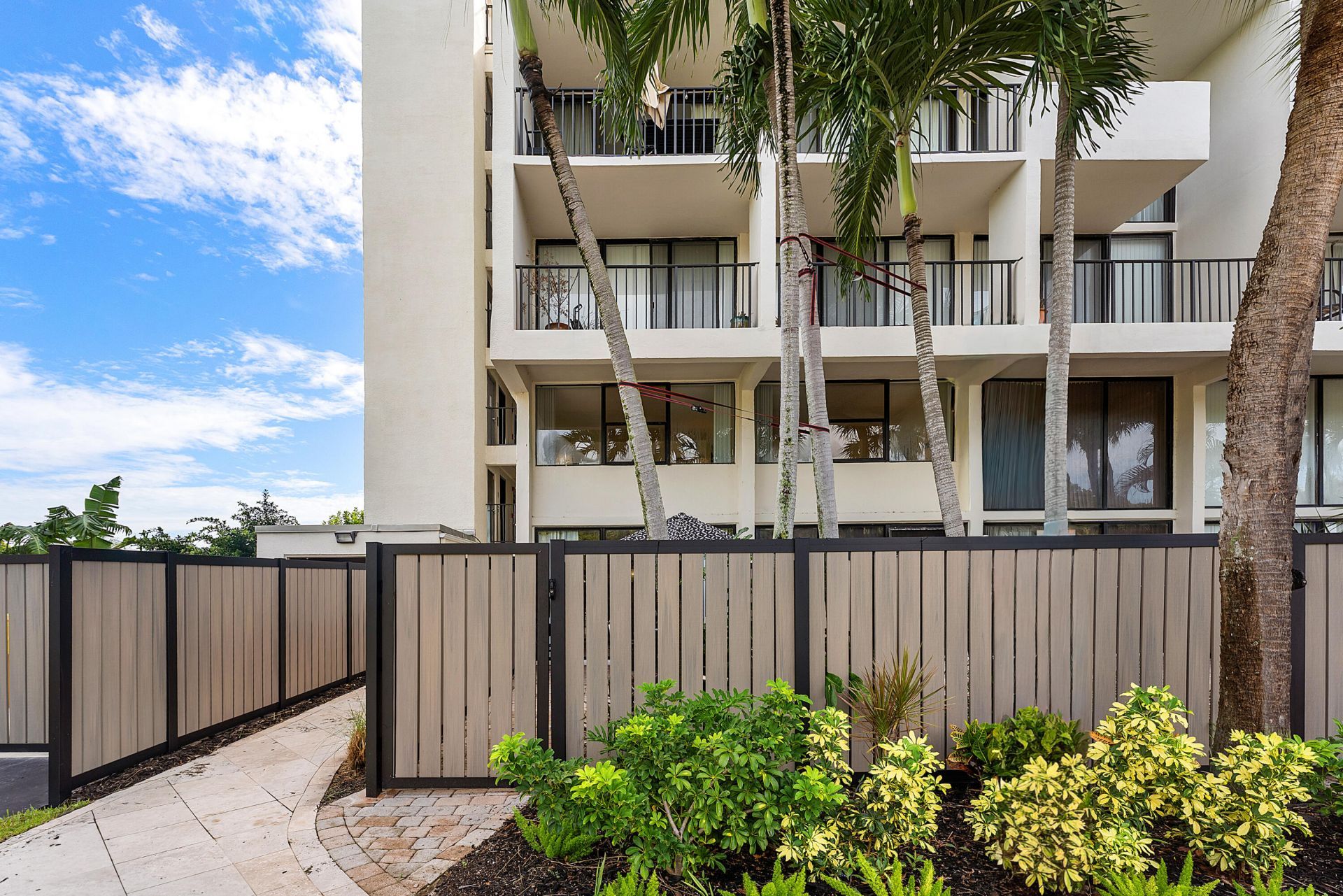 1830 Embassy Drive, Unit 112, West Palm Beach, FL 33401 Photo