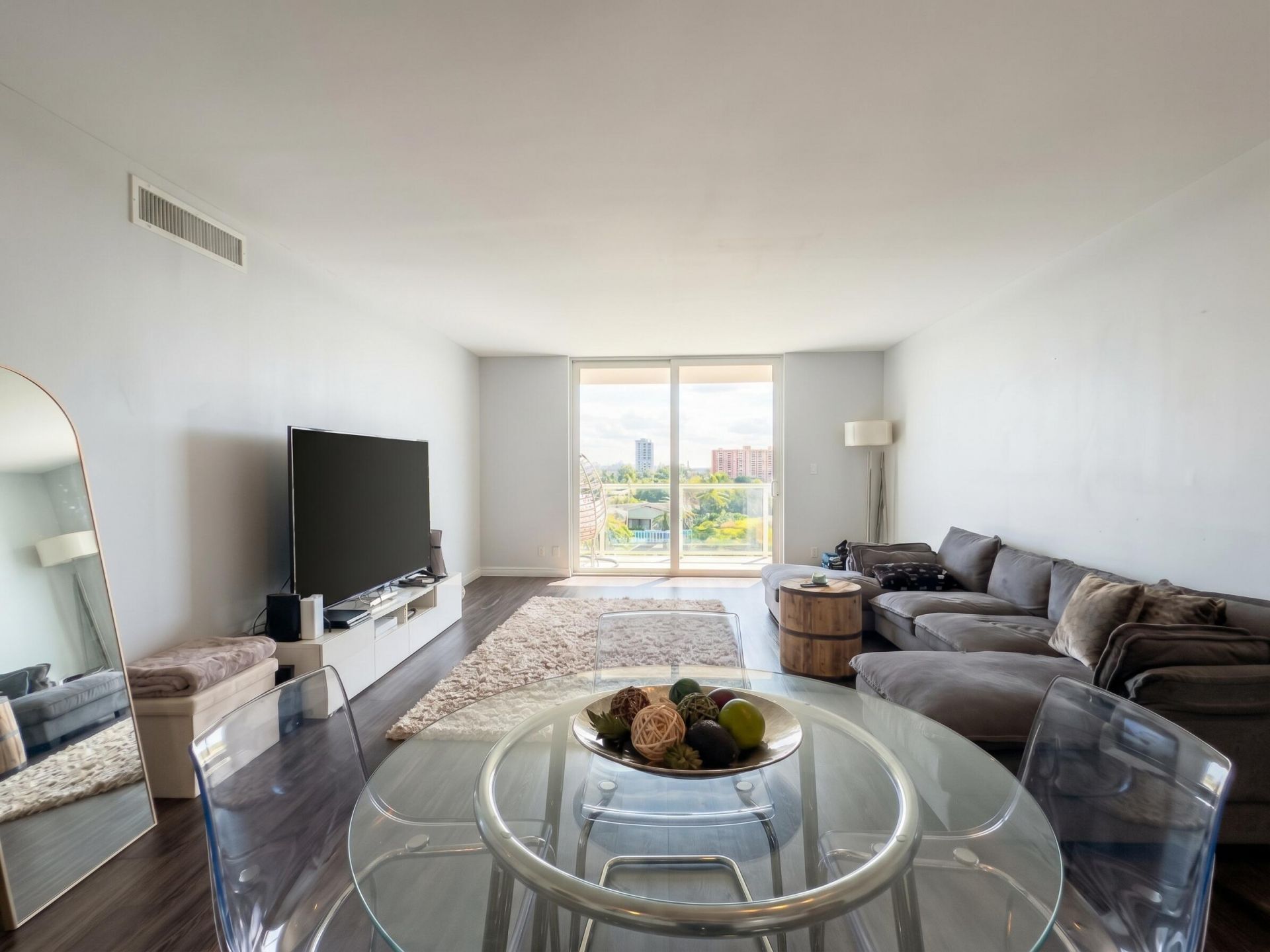 437 Golden Isles Drive, Unit 5J, Hallandale Beach, FL 33009 Photo
