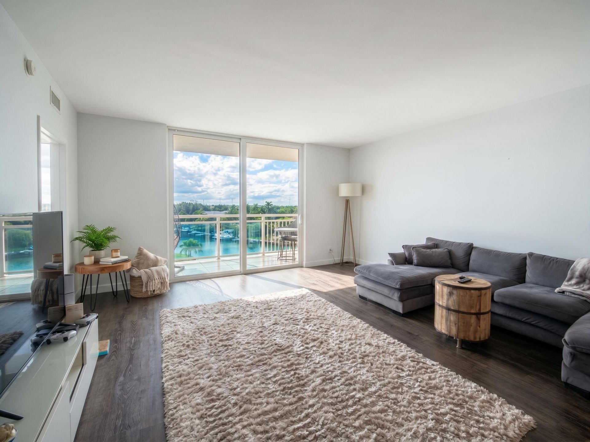 437 Golden Isles Drive, Unit 5J, Hallandale Beach, FL 33009 Photo