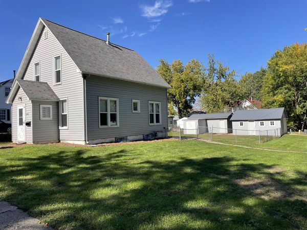602 20th St, Spirit Lake, IA 51360