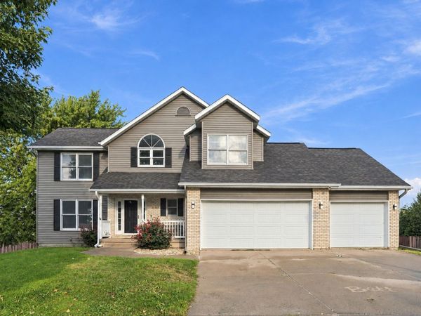 5182 Dove Court , Bettendorf, IA 52722