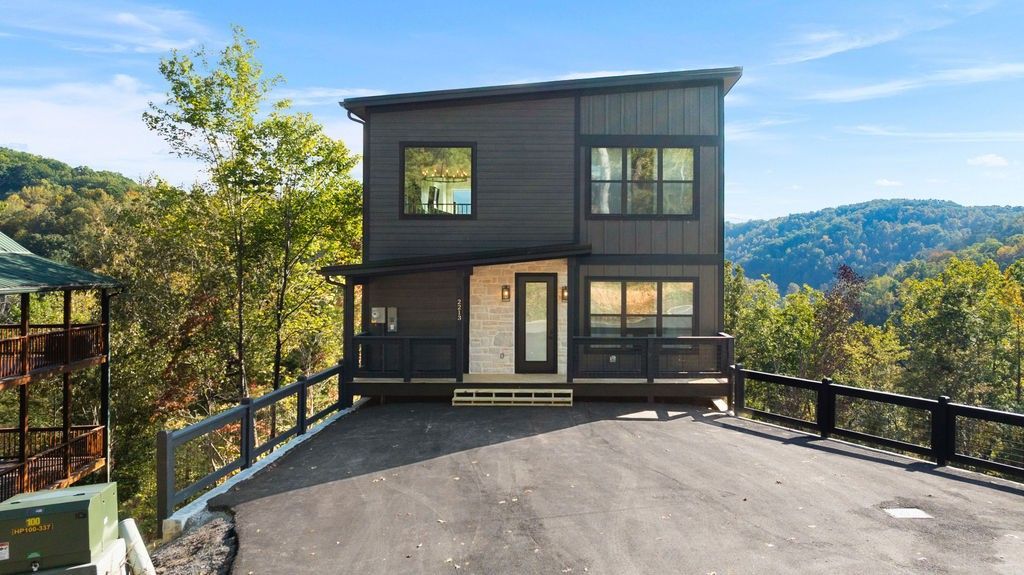 2213 Legend Dr, Sevierville, TN 37876 Main Photo