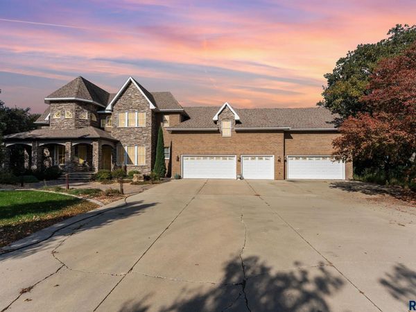 300 Fairway Cir, Brandon, SD 57005