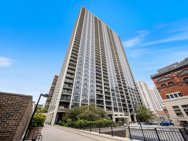 1560 N Sandburg Terrace E, Unit 3011J, Chicago, IL 60610