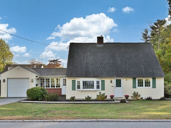 4 Jane Rd, Methuen, MA 01844