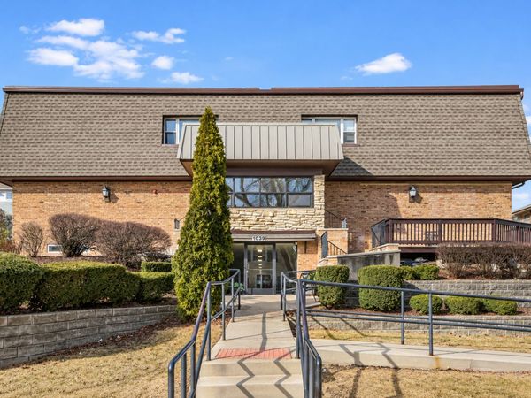 1039 college Avenue, Unit 3W, Wheaton, IL 60187