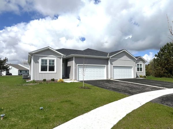 512 COBBLESTONE Circle , Harvard, IL 60033