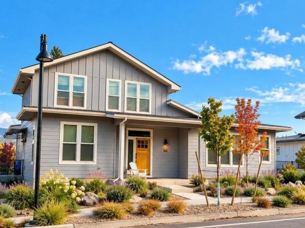 166 N. Mountain Ave., Ashland, OR 97520