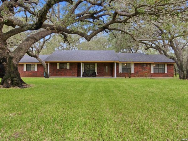 117 Oak Fields Dr, Floresville, TX 78114