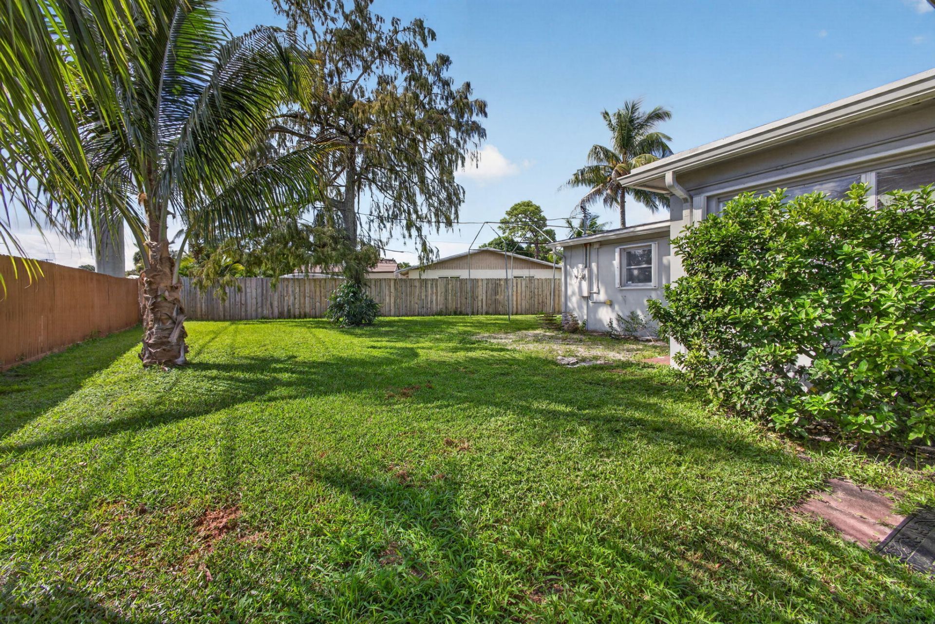 446 E Shadyside Circle, West Palm Beach, FL 33415 Photo