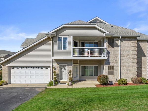 6976 S Rolling Meadows Ct, Oak Creek, WI 53154