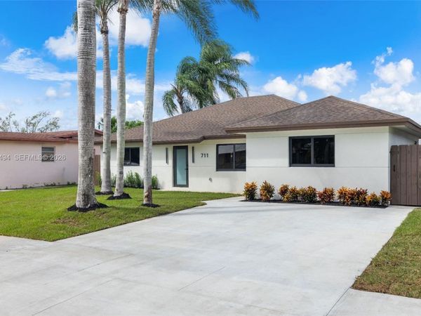 711 NW 8th Ave , Dania Beach, FL 33004