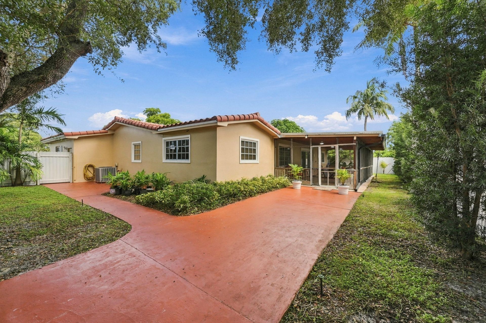8670 NW 19th Street, Pembroke Pines, FL 33024 Photo