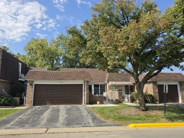 1S282 Holyoke Lane , Villa Park, IL 60181