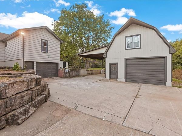 2712 S Sante Fe Road, Independence, MO 64052
