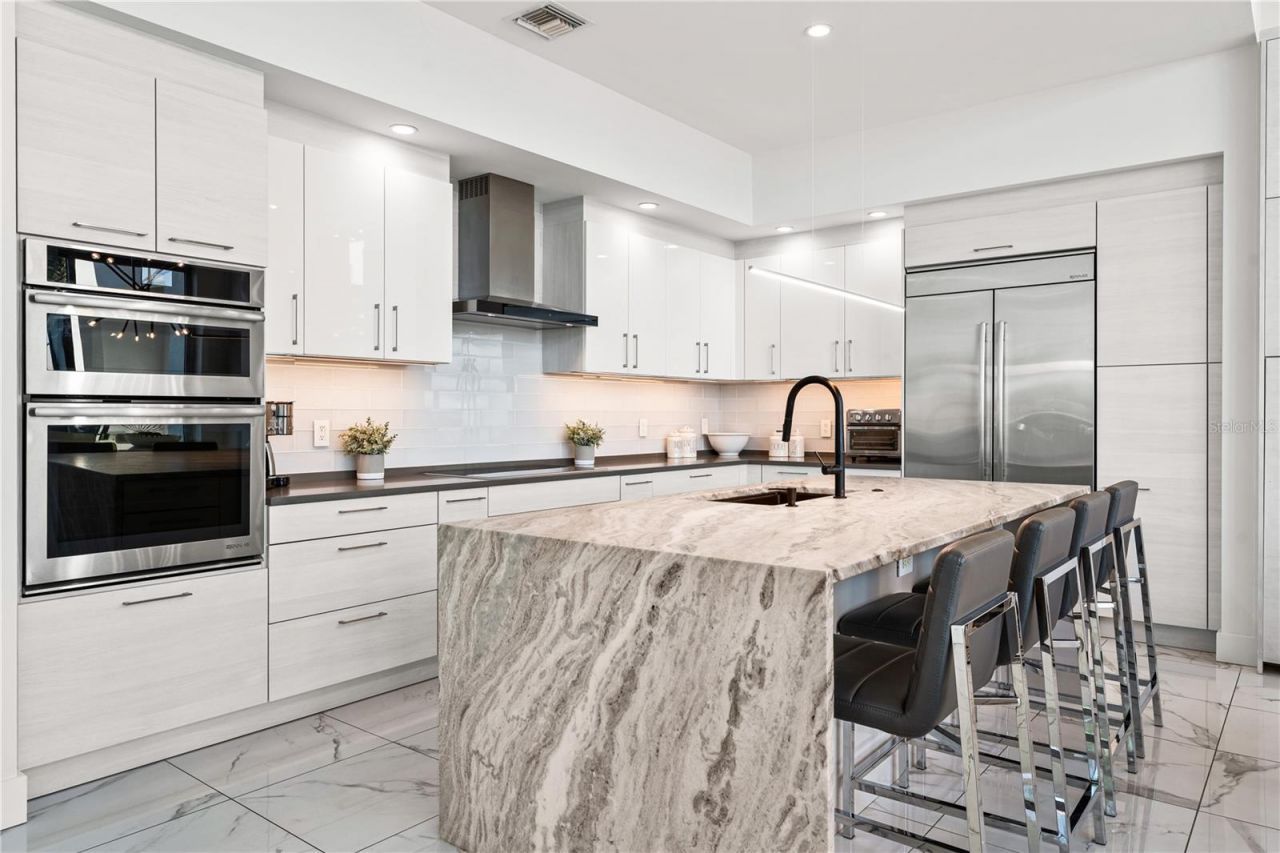 1155 N Gulfstream Avenue, Unit 208, Sarasota, FL 34236 Photo