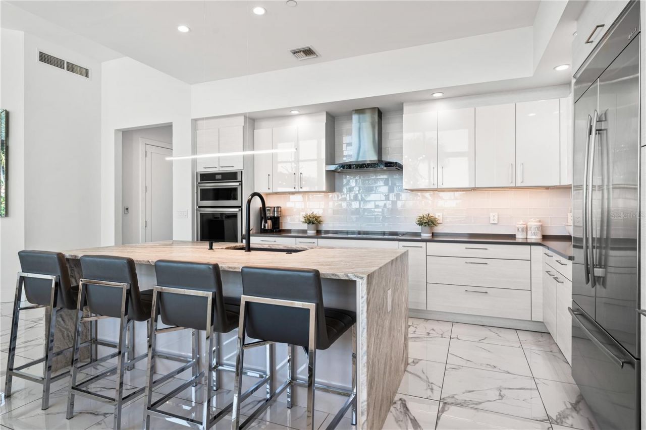 1155 N Gulfstream Avenue, Unit 208, Sarasota, FL 34236 Photo