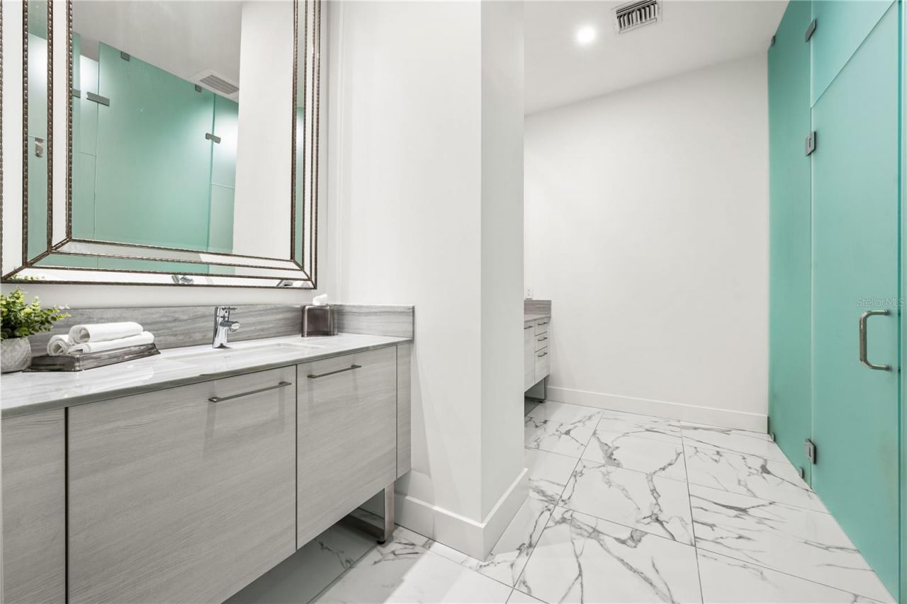 1155 N Gulfstream Avenue, Unit 208, Sarasota, FL 34236 Photo