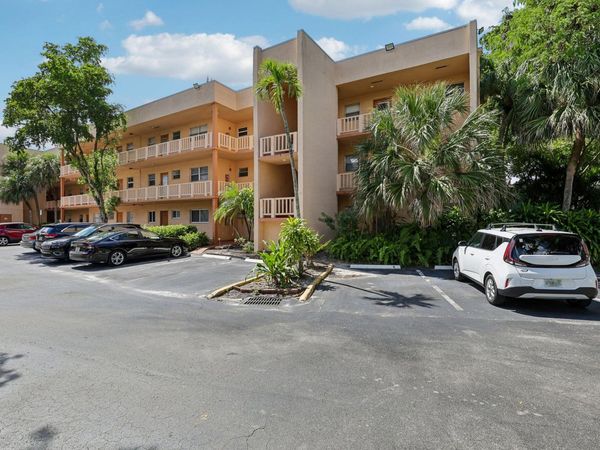 8400 LAGOS DE CAMPO Boulevard, Unit 303, Tamarac, FL 33321