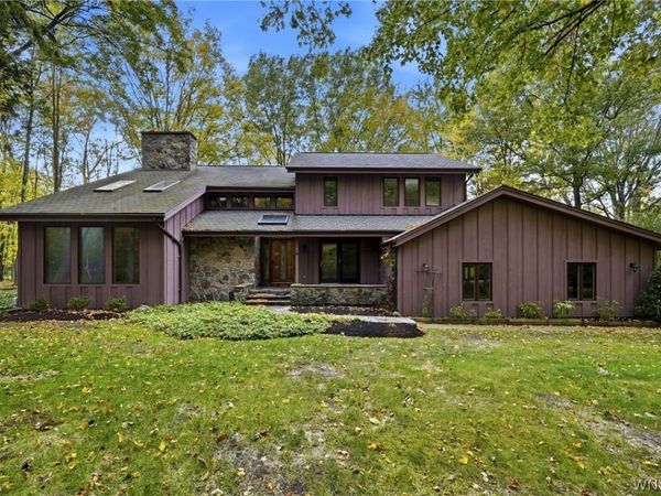 200 Carnoustie Drive , East Aurora, NY 14052