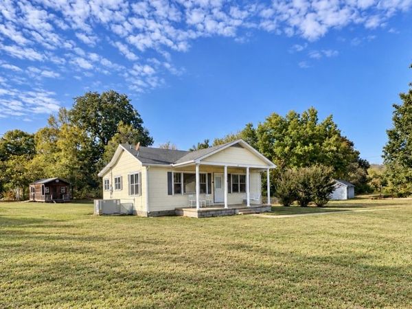197 N Main St , Lobelville, TN 37097