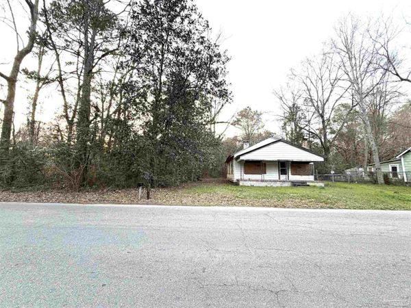 817 M L K Dr, Brewton, AL 36427