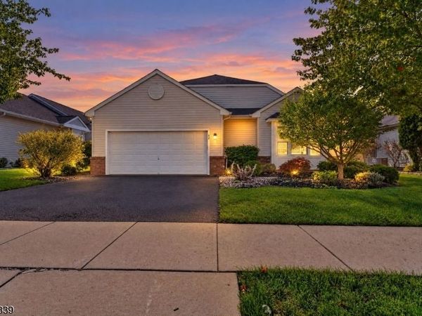 32 Daulton Dr, Franklin, NJ 08873