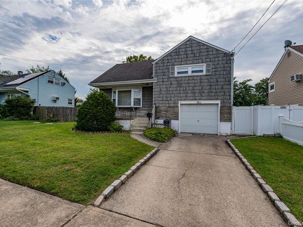 5 Floyd Street , North Babylon, NY 11703