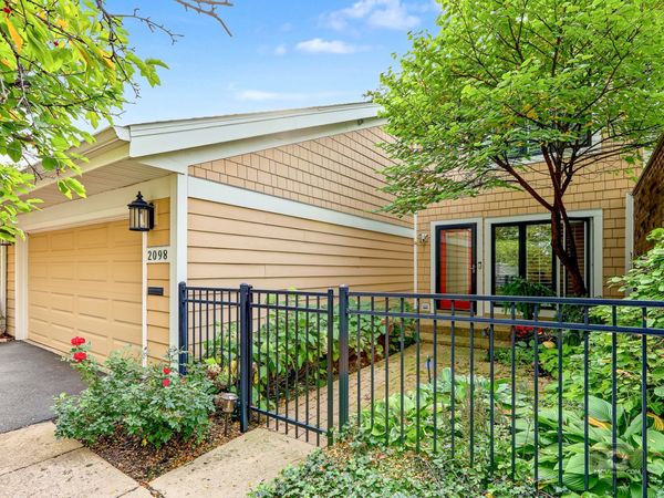 2098 Creekside Drive , Wheaton, IL 60189