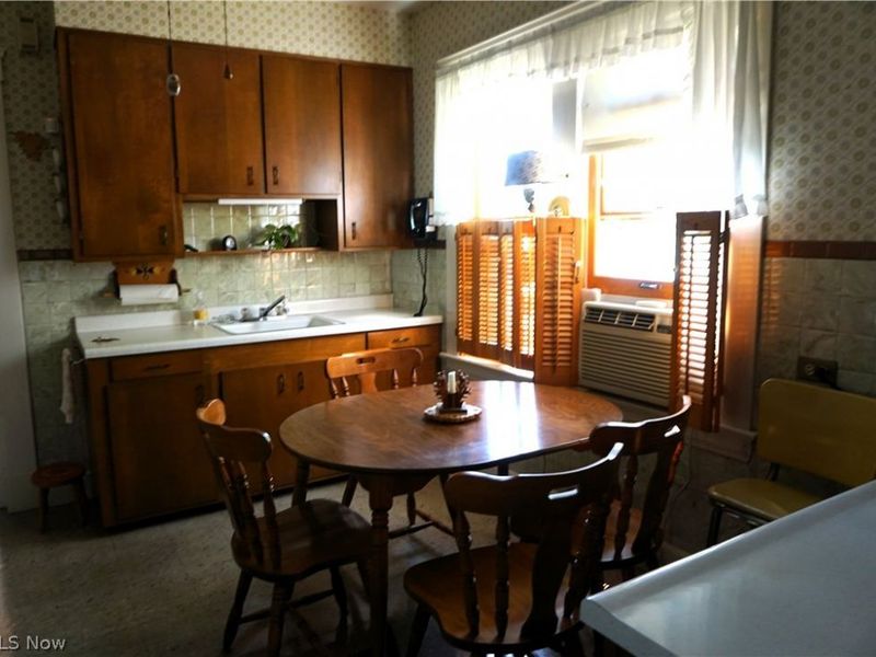 19708 Shawnee Avenue S, Cleveland, OH 44119 Photo 4