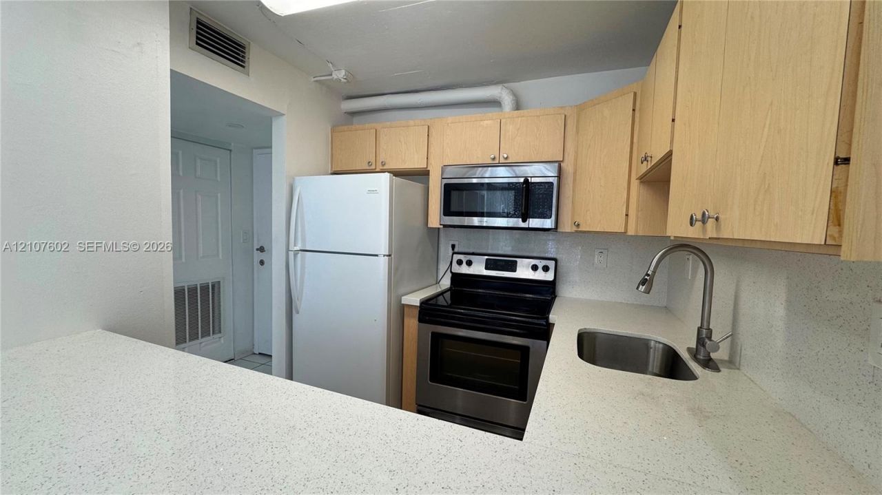 210 172nd St, Unit 542, Sunny Isles Beach, FL 33160 Photo