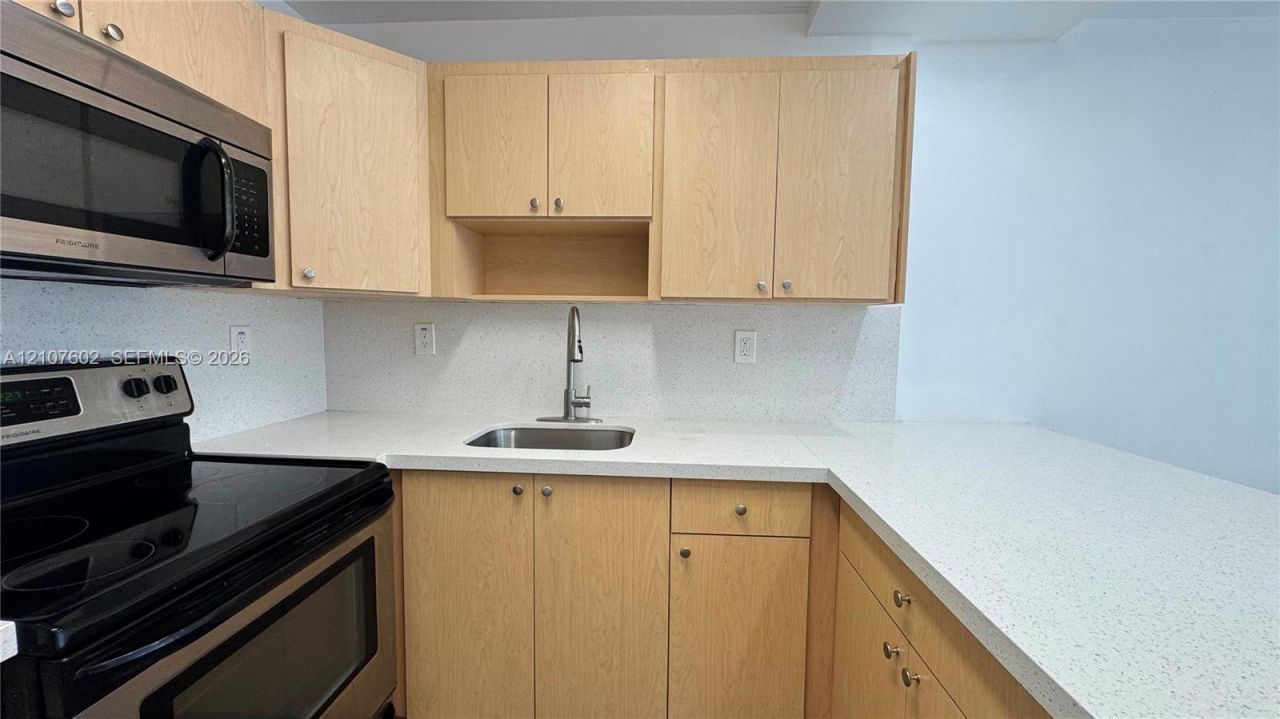 210 172nd St, Unit 542, Sunny Isles Beach, FL 33160 Photo