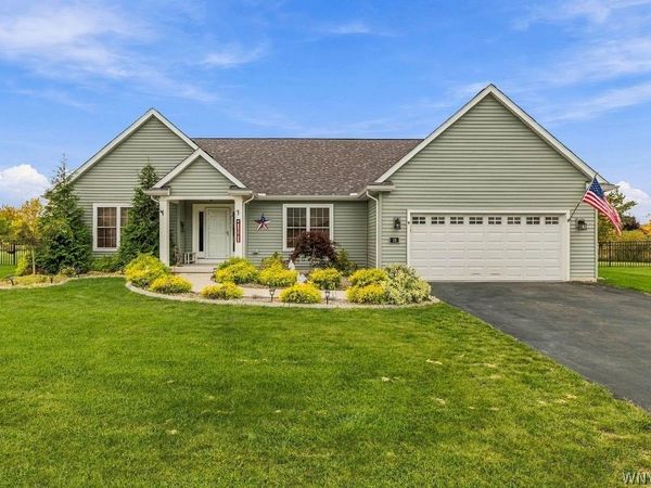 16 Deepwood Place, Lancaster, NY 14086