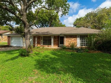 4917 Emerald Lake Drive, Fort Worth, TX 76103