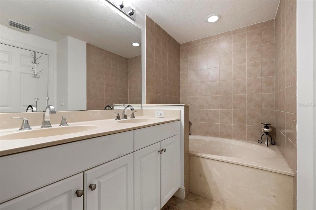 800 N Tamiami Trail , Unit 1504, Sarasota, FL 34236 Photo