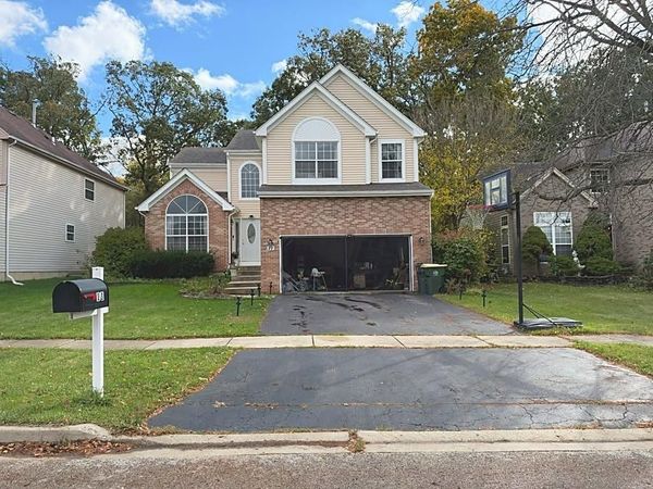 11 Eagle Court , Streamwood, IL 60107