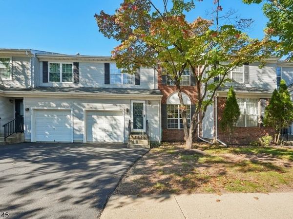 135 Grantham Dr, Franklin, NJ 08873