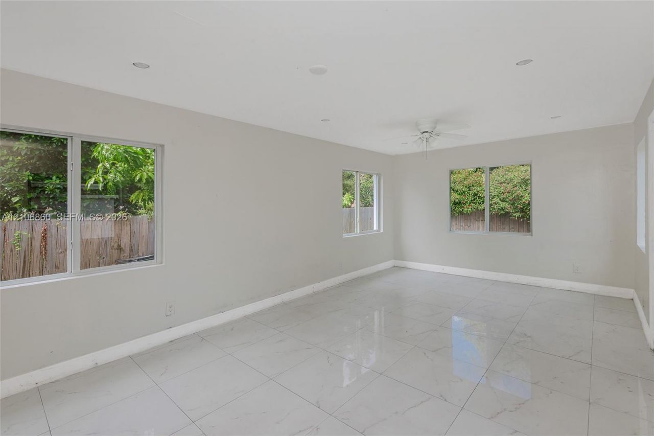 921 NE 154th St, North Miami Beach, FL 33162 Photo